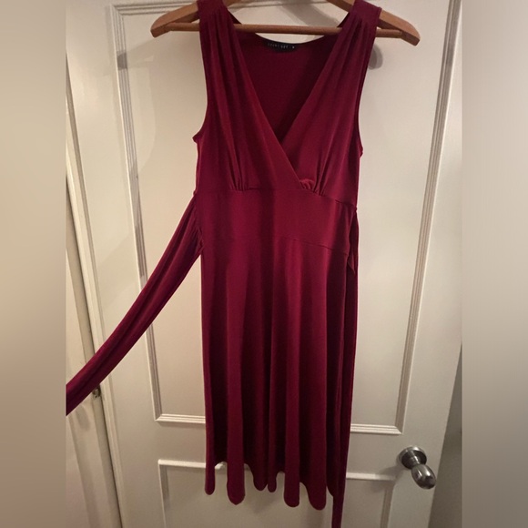 Red wrap v-neck midi dress. - Picture 5 of 5